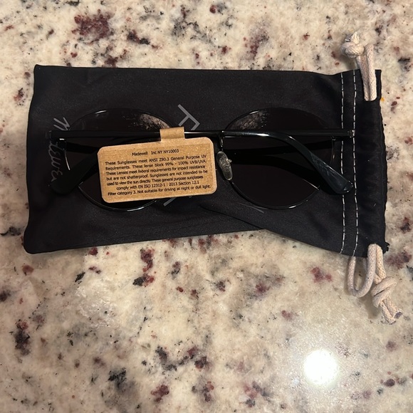 Madewell Ansonia Black Round Sunglasses - Picture 3 of 3